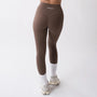 Leggings sportivi marroni da donna indossati a vita alta: tessuto elasticizzato, morbido e confortevole per fitness, yoga, pilates e allenamenti di ogni intensità.