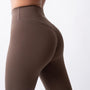 Leggings sportivi marroni da donna indossati a vita alta: tessuto elasticizzato, morbido e confortevole per fitness, yoga, pilates e allenamenti di ogni intensità.