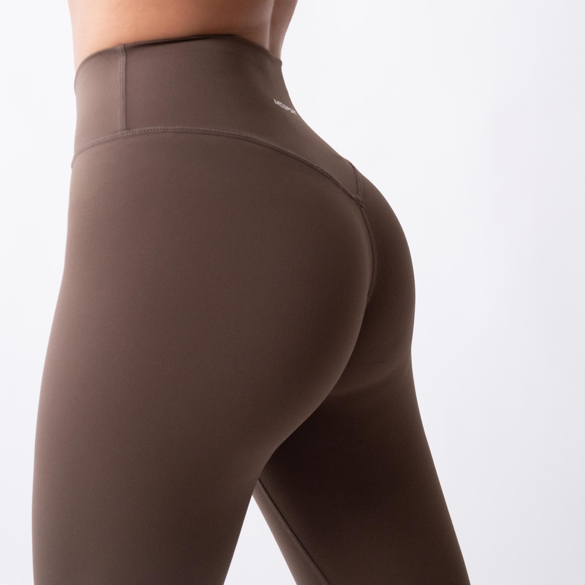 Leggings sportivi marroni da donna indossati a vita alta: tessuto elasticizzato, morbido e confortevole per fitness, yoga, pilates e allenamenti di ogni intensità.