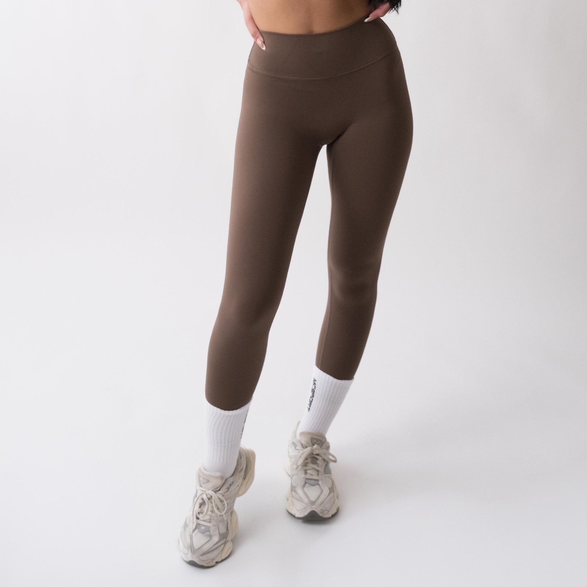 Shorts sportivi marroni da donna indossati a vita alta: tessuto elasticizzato, morbido e confortevole, perfetti per fitness, yoga, pilates e allenamenti di ogni intensità.
