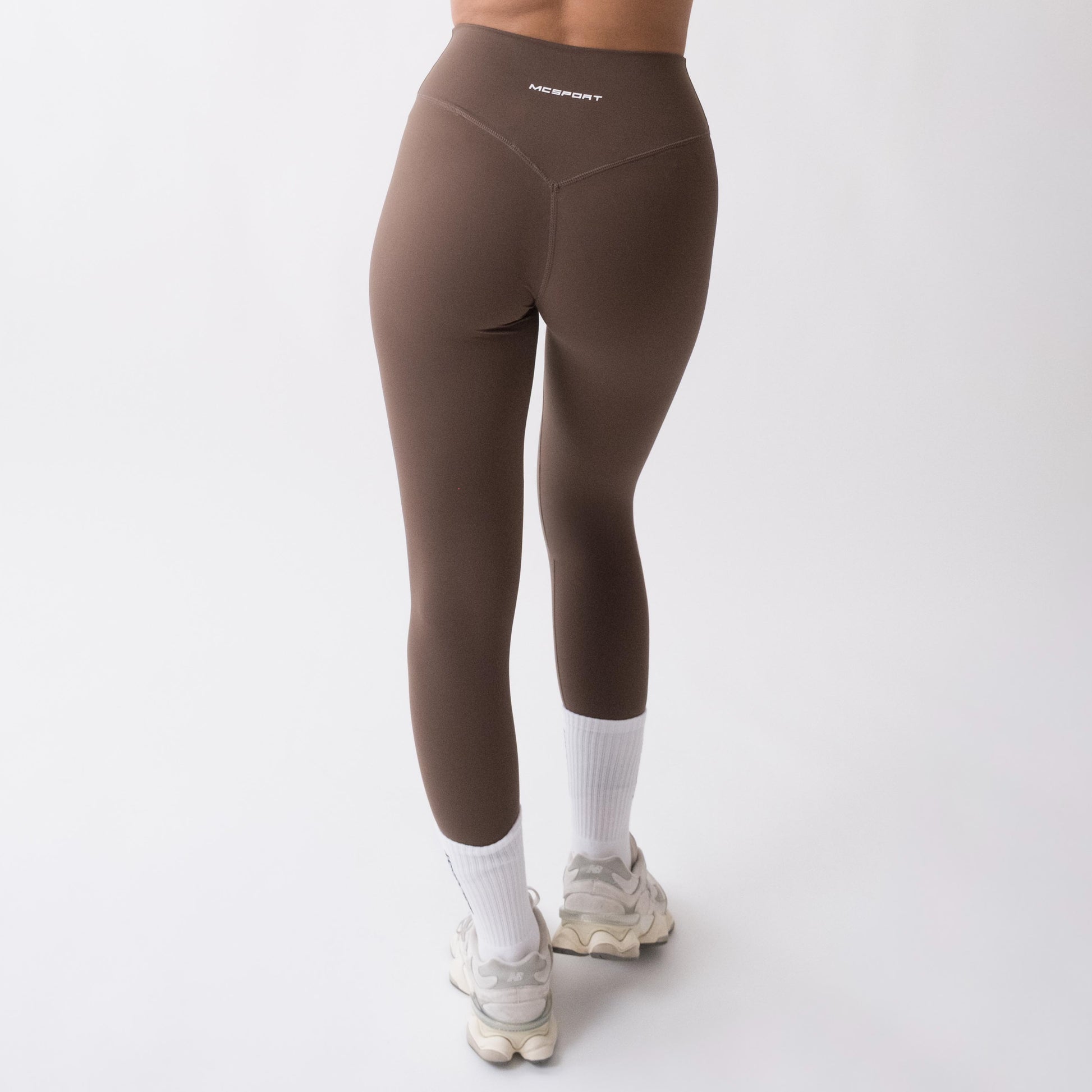 Shorts sportivi marroni da donna indossati a vita alta: tessuto elasticizzato, morbido e confortevole, perfetti per fitness, yoga, pilates e allenamenti di ogni intensità.