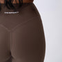 Shorts sportivi marroni da donna indossati a vita alta: tessuto elasticizzato, morbido e confortevole, perfetti per fitness, yoga, pilates e allenamenti di ogni intensità.