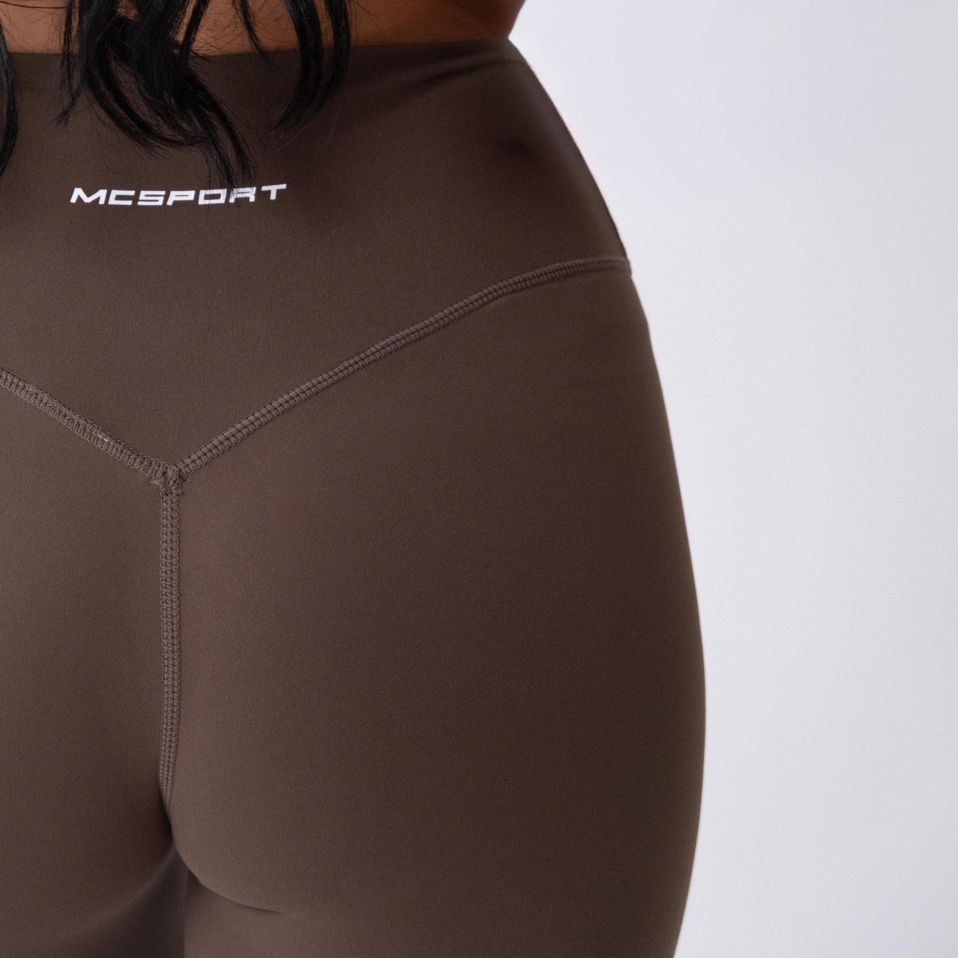 Shorts sportivi marroni da donna indossati a vita alta: tessuto elasticizzato, morbido e confortevole, perfetti per fitness, yoga, pilates e allenamenti di ogni intensità.