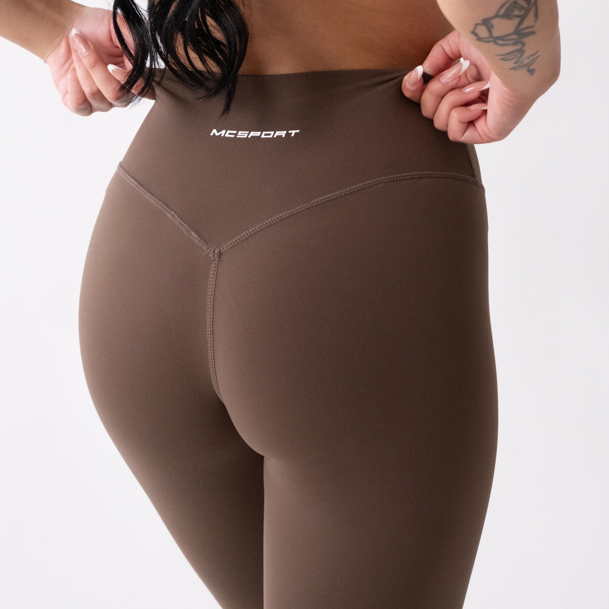 Shorts sportivi marroni da donna indossati a vita alta: tessuto elasticizzato, morbido e confortevole, perfetti per fitness, yoga, pilates e allenamenti di ogni intensità.